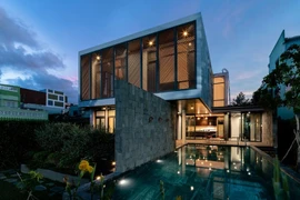 Tránh nắng phía Tây, biệt thự Mỹ Tho mát rượi quanh năm