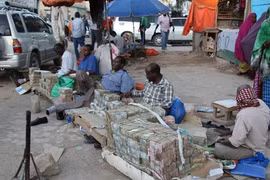 Chuyện lạ không thể tin ở quốc gia siêu nghèo: Bán tiền để kiếm sống