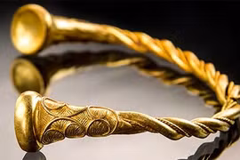 Phát hiện bộ trang sức vòng vàng 2.500 tuổi ở cánh đồng