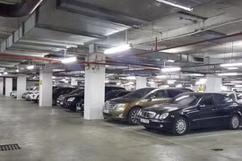 Dân phố cổ Hà Nội gửi ô tô ở bãi "dát vàng" 180 triệu đồng/năm 