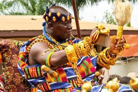 Choáng ngợp độ giàu có của bộ tộc đi dép lê cũng dát vàng