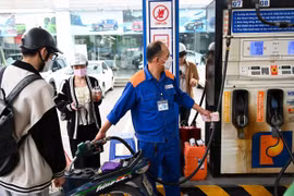 Giá xăng tiếp tục tăng, giá dầu giảm