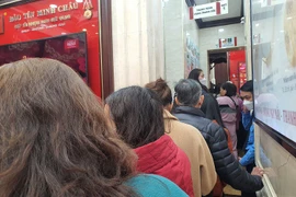 Giá vàng lên mức cao nhất lịch sử, nên mua vào hay bán ra? 