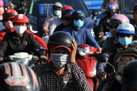 Đường từ miền Tây lên TP.HCM kẹt cứng, tài xế ngủ gật giữa dòng xe