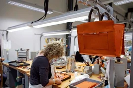 Đột nhập xưởng sản xuất túi Hermès “bất khả xâm phạm'