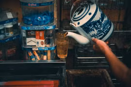 Hà Nội, có quán nước chè…