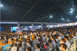 Hàng chục ngàn người về chiêm bái xá lợi Đức Phật