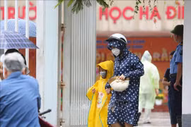 Khám sức khỏe miễn phí cho học sinh gần vụ cháy Công ty Rạng Đông