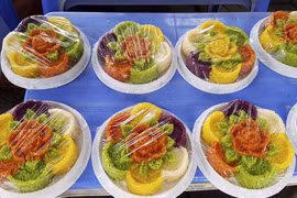 Sát Tết Đoan ngọ, xôi ngũ sắc hút khách, tiểu thương “hốt bạc“