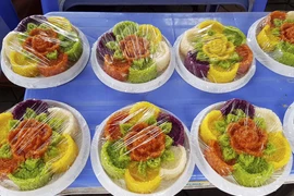 Sát Tết Đoan ngọ, xôi ngũ sắc hút khách, tiểu thương “hốt bạc“