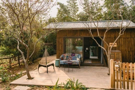 Đại gia chi nửa tỷ xây nhà gỗ nghỉ dưỡng giữa Hà thành