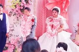 Em trai kết hôn được 8 chị gái tặng vòng hoa tiền mặt