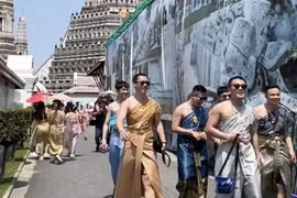 Bangkok bùng nổ du lịch nhờ cơn sốt khách nam mặc váy truyền thống