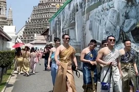 Bangkok bùng nổ du lịch nhờ cơn sốt khách nam mặc váy truyền thống