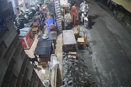 Video: Thanh niên bảnh bao đi SH cướp thùng bia nhanh như chớp 