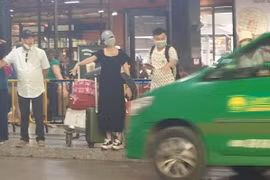 Taxi, xe công nghệ chật vật mưu sinh vì "bão giá" xăng dầu