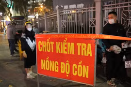 Đêm 8/3, hàng loạt nữ tài xế bị kiểm tra nồng độ cồn 