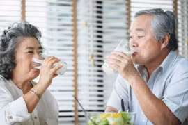 Sữa, sữa chua, sữa bột - loại nào tốt cho người già? 