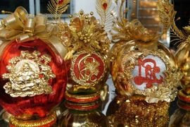 Những trái dừa dát vàng chưng Tết 