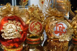 Những trái dừa dát vàng chưng Tết 