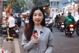 Người dân Thủ đô rủ nhau lên phố Hàng Mã check-in, đón Giáng sinh sớm 