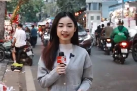 Người dân Thủ đô rủ nhau lên phố Hàng Mã check-in, đón Giáng sinh sớm 