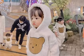 Con gái Đông Nhi trổ tài làm quen bắt chuyện buôn dưa lê cùng bạn mới