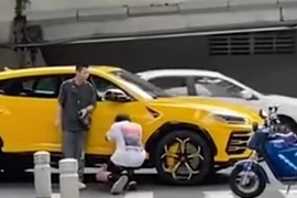 Thanh niên Trung Quốc quỳ xuống năn nỉ khi đâm phải siêu xe