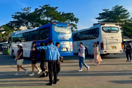 Du khách ùn ùn đổ về phố cổ Hội An những ngày giáp Tết 