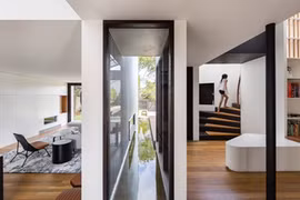 Đưa nước vào trong, ngôi nhà mát mẻ không ngờ