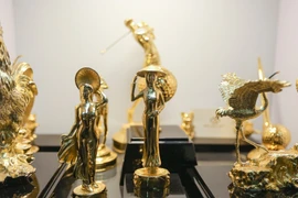 Hoa mạ vàng tiền triệu ngập tràn thị trường quà tặng ngày 8/3