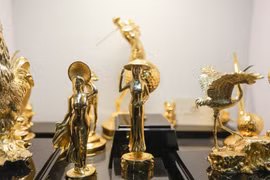 Hoa mạ vàng tiền triệu ngập tràn thị trường quà tặng ngày 8/3