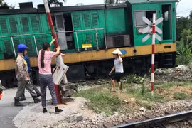 Quảng Ninh: Đầu tàu hỏa chở than mất lái lao vào nhà dân