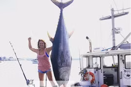 Người phụ nữ một mình kéo con cá ngừ vây xanh nặng 450 kg lên thuyền