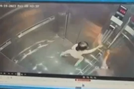 Bà cố gắng giải cứu cháu gái bị mắc kẹt trong thang máy ở Hà Nội