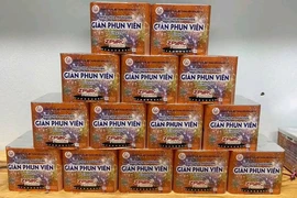 Gần Tết Ất Tỵ 2025, pháo hoa loạn giá, cháy hàng