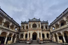 Kiến trúc độc đáo của dinh thự “vua Mèo” trên đỉnh cao nguyên trắng