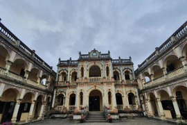 Kiến trúc độc đáo của dinh thự “vua Mèo” trên đỉnh cao nguyên trắng