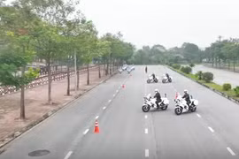 Cận cảnh sĩ quan bảo vệ yếu nhân khổ luyện trên mô tô nặng 400kg 