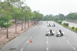 Cận cảnh sĩ quan bảo vệ yếu nhân khổ luyện trên mô tô nặng 400kg 