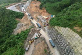 Quốc lộ 19 kẹt cứng hàng cây số do bị sình lún