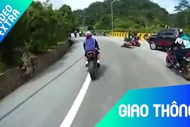 Video: Ôm cua ẩu, mô tô đâm thẳng ôtô bên đường