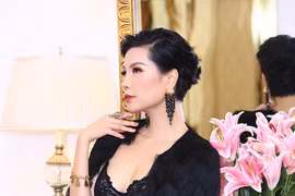 Cựu siêu mẫu Cẩm Nhung tự tin khoe sắc vóc lôi cuốn ở tuổi 42