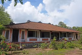 Cận cảnh nhà cổ trăm cột bằng gỗ quý 5 năm mới hoàn thiện