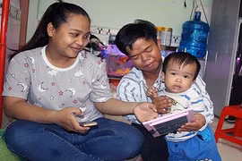 Chàng trai cao 1,2m nuôi vợ 1,6m học bác sĩ đa khoa