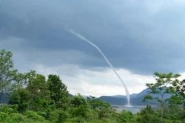 Video: Xuất hiện vòi rồng hút nước từ lòng hồ thủy điện lên trời