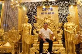 Choáng ngợp cung điện dát vàng của đại gia miền Tây