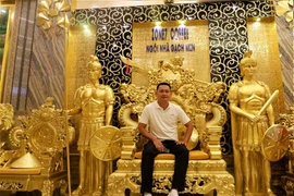 Choáng ngợp cung điện dát vàng của đại gia miền Tây