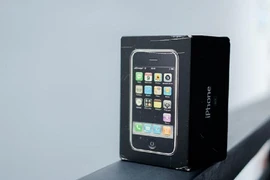 Chiêm ngưỡng iPhone đời đầu nguyên hộp giá 1.000 USD