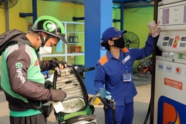 Giá xăng dầu tăng mạnh, RON 95 vượt 20.500 đồng một lít